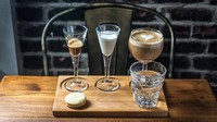 Meski tak banyak, deconstructed coffee juga sempat populer. Bahan penyusun kopi disajikan terpisah dan perlu diracik sendiri. Foto: Istimewa