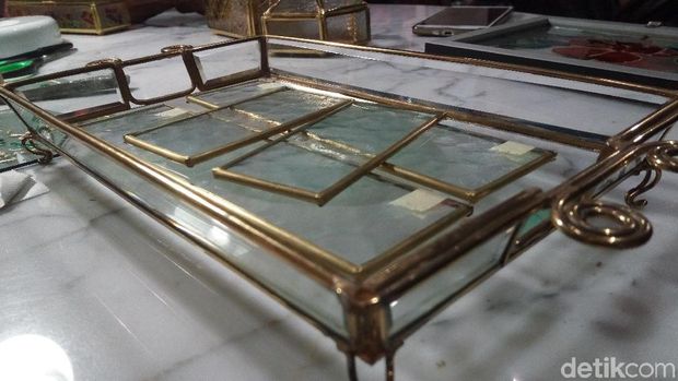 Kotak kaca untuk seserahan dan tempat cincin nikah Kahiyang yang sedang digarap Mintorogo.
