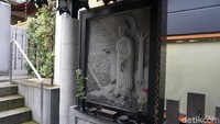 Di salah satu sudut kuil ini dihiasi banyak ornamen menarik. Salah satunya berupa relief sang Buddha (Wahyu/detikTravel)