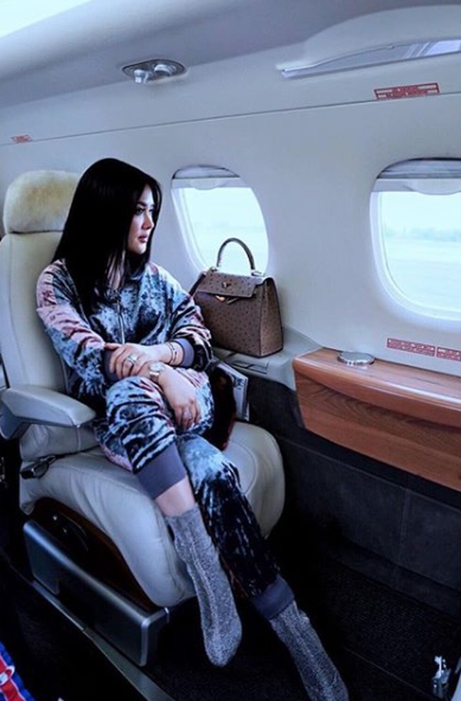 Mulai dari barang branded hingga pesawat pribadi, sudah tak diragukan bila kehidupan Syahrini tidak kalah dengan selebriti Hollywood. Pun untuk fashion, Syahrini kerap memakai barang-barang yang sedang tren di kalangan selebriti sekelas Rihanna atau Kendall Jenner. Foto: Instagram Syahrini