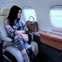 Mulai dari barang branded hingga pesawat pribadi, sudah tak diragukan bila kehidupan Syahrini tidak kalah dengan selebriti Hollywood. Pun untuk fashion, Syahrini kerap memakai barang-barang yang sedang tren di kalangan selebriti sekelas Rihanna atau Kendall Jenner. Foto: Instagram Syahrini