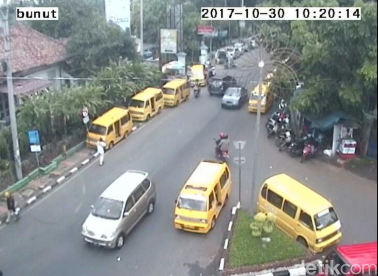 Parkir di Trotoar, 3 Angkot Sukabumi Terjaring CCTV Tilang Parkir di Trotoar, 3 Angkot Sukabumi Terjaring CCTV Tilang