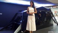 Model berdiri di samping konsep yang disebut Vody di booth Toyota Boshoku.