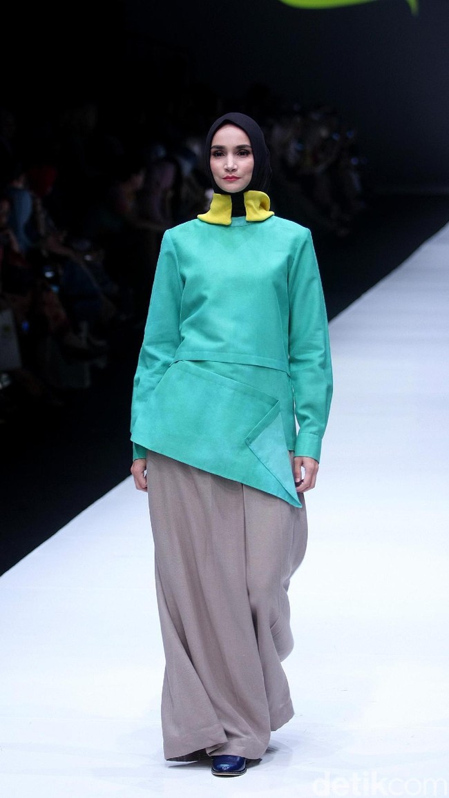 koleksi terbaru L.tru dan Mice Cartoon menampilkan koleksi busana cerah bersiluet simpel dan elegan. Yang mengangkat tema Dear Women di Jakarta Fashion Week 2018, Senayan City, Jakarta. Foto: Mohammad Abduh/Wolipop