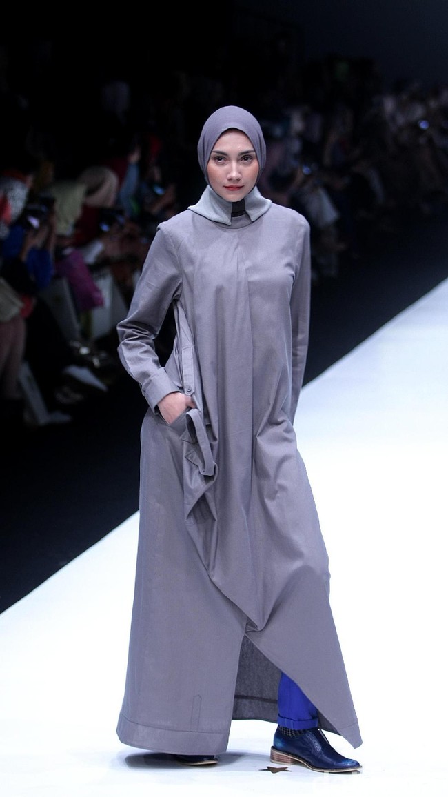 koleksi terbaru L.tru dan Mice Cartoon menampilkan koleksi busana cerah bersiluet simpel dan elegan. Yang mengangkat tema Dear Women di Jakarta Fashion Week 2018, Senayan City, Jakarta. Foto: Mohammad Abduh/Wolipop