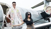 Syahrini menyempatkan berofot sebelum turun dari pesawat. Foto: Instagram Syahrini