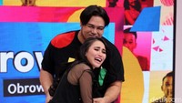 Namun mereka malah bergoyang bersama.