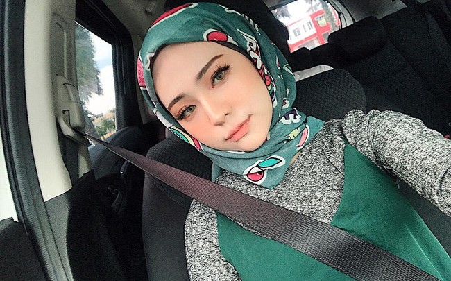 Adira Salahudi memakai kerudung motif dan perpaduan dress tali spaghetti yang stylish. Wajahnya tampak cantik dengan pulasan lipstik pink. Foto: Dok. Instagram @adirasalahudi