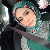 Adira Salahudi memakai kerudung motif dan perpaduan dress tali spaghetti yang stylish. Wajahnya tampak cantik dengan pulasan lipstik pink. Foto: Dok. Instagram @adirasalahudi