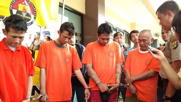 Para pelaku bermodus pura-pura minta diantar ke dukun.