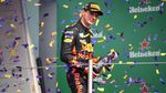 Foto: Hamilton Jadi Juara Dunia Usai Raih Finis Terburuknya di 2017