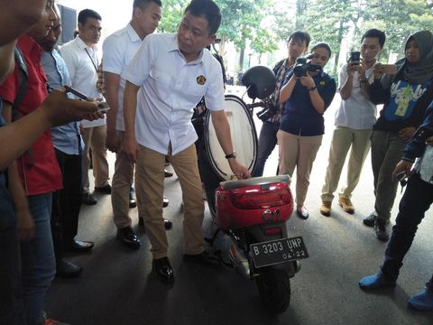Jonan Anjurkan Pegawai ESDM Beli Motor Listrik Seperti Dirinya