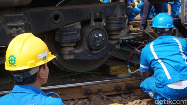  Gerbong KRL yang anjlok dievakuasi di dekat Stasiun Jatinegara, Senin (30/10/2017)