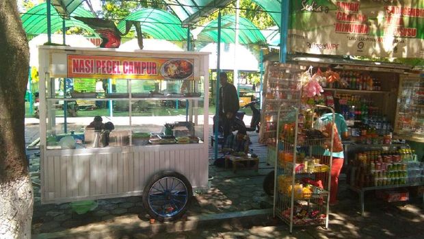 Tempat yang baru dianggap terlalu sempit dan tak mampu menampung seluruh PKL