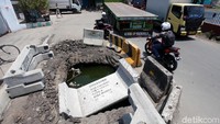 Pagar beton hanya diletakan di lubang-lubang tersebut seperti terlihat pada gambar.