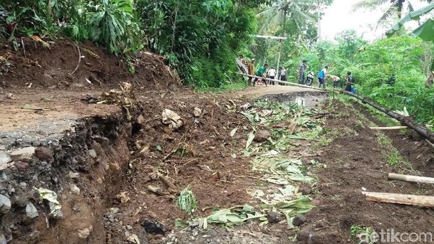 Jalan desa terputus akibat longsor