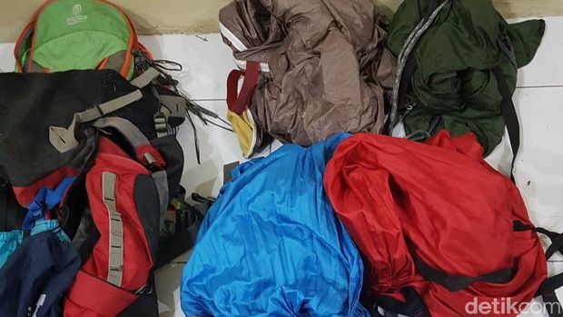  Barang-barang yang ditemukan saat penyergapan terduga teroris di NTB