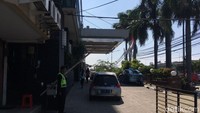 Siang ini pada pukul 14.00 WIB, kondisi di depan Alexis sepi.