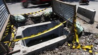 Lubang akibat proyek utilitas terlihat di Jalan Lodan Raya, Jakarta, Senin (30/10).