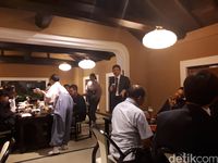  Pengunjung menikmati makan di restoran (Rois/detikTravel)