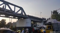 Jembatan bergeser setelah tertabrak