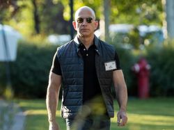 Seperti Jokowi, Bos Teknologi Ini Juga Pakai Kaus di Acara Resmi