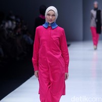 koleksi terbaru L.tru dan Mice Cartoon menampilkan koleksi busana cerah bersiluet simpel dan elegan. Yang mengangkat tema Dear Women di Jakarta Fashion Week 2018, Senayan City, Jakarta. Foto: Mohammad Abduh/Wolipop