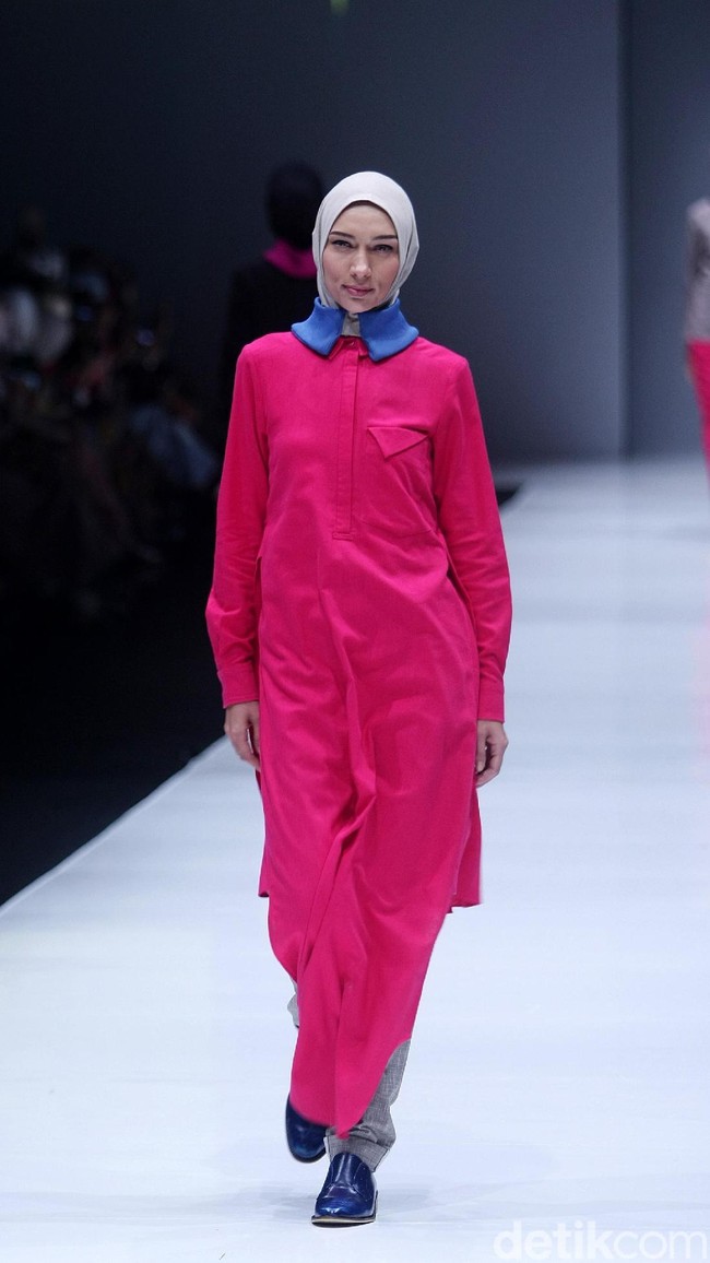 koleksi terbaru L.tru dan Mice Cartoon menampilkan koleksi busana cerah bersiluet simpel dan elegan. Yang mengangkat tema Dear Women di Jakarta Fashion Week 2018, Senayan City, Jakarta. Foto: Mohammad Abduh/Wolipop