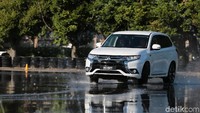 Outlander PHEV tercatat sebagai SUV plug in hybrid pertama di dunia. Mobil ini melaju tak seperti SUV lain di pasaran. Mobil menggunakan 2 motor listrik (satu di depan dan satu di belakang) yang diatur oleh sebuah pengontrol elektronik. Pool/Mitsubishi.