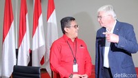 Hasto Kristiyanto menerima Jurgen Morlok di kantor DPP PDIP, Jakarta.