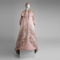 Dalam foto yang dikirimkan ke Wolipop, Shafira juga melengkapi gaun megah itu dengan jilbab turban bertabur kristal Swarovski.  Foto: Dok. Shafira