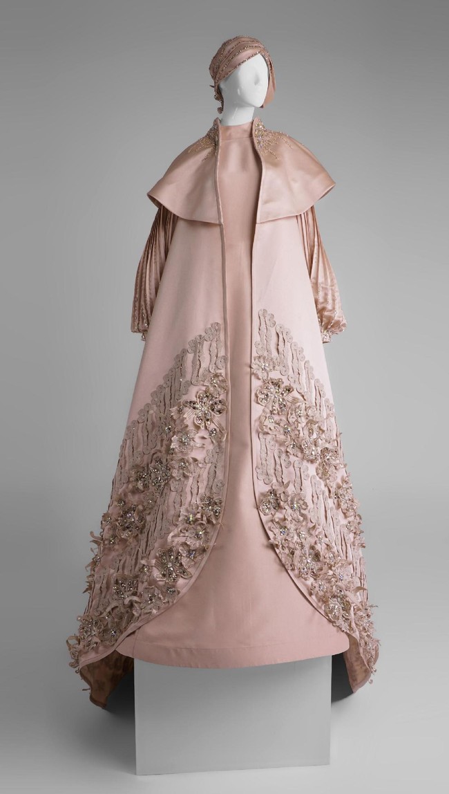 Dalam foto yang dikirimkan ke Wolipop, Shafira juga melengkapi gaun megah itu dengan jilbab turban bertabur kristal Swarovski.  Foto: Dok. Shafira