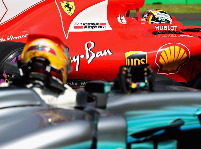 Lewis Hamilton sempat mencurigai Sebastian Vettel menabraknya dengan sengaja (Mark Thompson/Getty Images) Lewis Hamilton sempat mencurigai Sebastian Vettel menabraknya dengan sengaja (Mark Thompson/Getty Images)