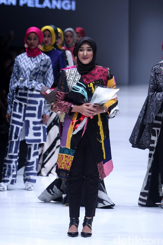Koleksi terbaru desainer Dian Pelangi yang mengangkat tema bertajuk Arsiran di Jakarta Fashion Week 2018. Senayan City, Jakarta, Minggu (22/10/2017). Foto: Mohammad Abduh/Wolipop
