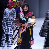 Koleksi terbaru desainer Dian Pelangi yang mengangkat tema bertajuk Arsiran di Jakarta Fashion Week 2018. Senayan City, Jakarta, Minggu (22/10/2017). Foto: Mohammad Abduh/Wolipop