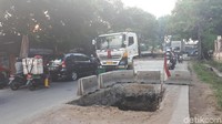 Polda Metro Jaya memperingatkan si empunya proyek, yakni Dinas Bina Marga Pemerintah Provinsi DKI Jakarta. Bila ini sampai bikin celaka apalagi makan korban jiwa, Bina Marga bisa kena pidana. Dipotret pada Minggu (29/10) kemarin. (Cici Marlina Rahayu/detikcom)