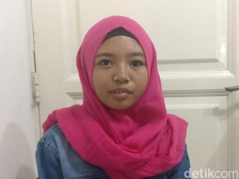 Maya (19) salah satu pasien yang dibuatkan mata palsunya oleh Ridwan.