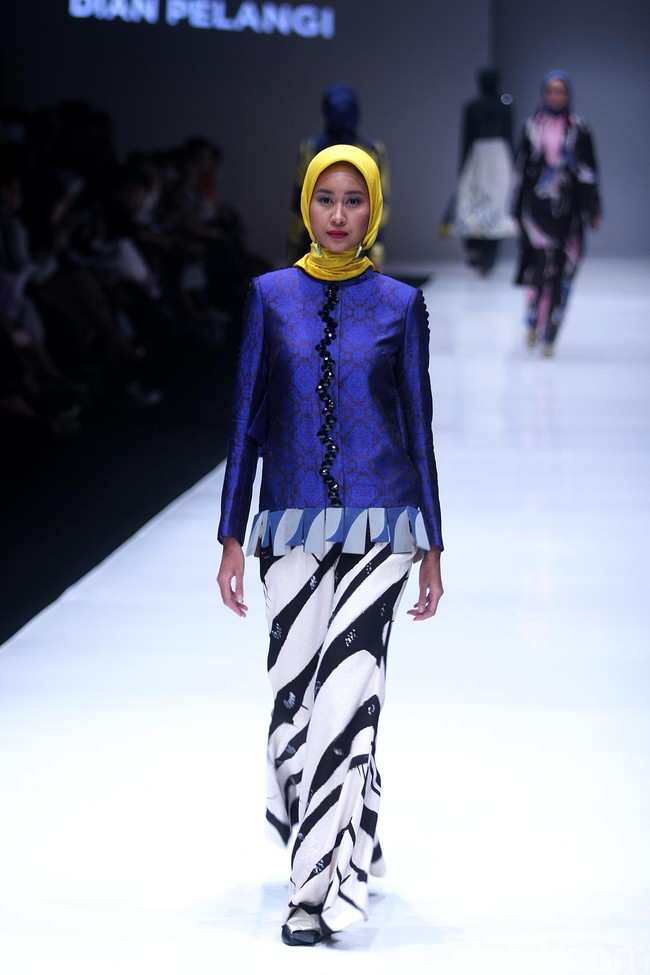Koleksi terbaru desainer Dian Pelangi yang mengangkat tema bertajuk Arsiran di Jakarta Fashion Week 2018. Senayan City, Jakarta, Minggu (22/10/2017). Foto: Mohammad Abduh/Wolipop