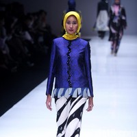 Koleksi terbaru desainer Dian Pelangi yang mengangkat tema bertajuk Arsiran di Jakarta Fashion Week 2018. Senayan City, Jakarta, Minggu (22/10/2017). Foto: Mohammad Abduh/Wolipop