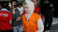 Hakim nonaktif Pengadilan Tipikor Bengkulu Dewi Suryana usai diperiksa di gedung KPK, Jakarta, Senin (30/10/2017).