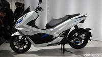 Nah kenalin, kalau yang ini PCX bertenaga listrik murni. Wah cocok nih buat di Indonesia ya? Foto: Rangga Rahadiansyah