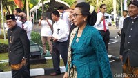 Sri Mulyani sendiri mengenakan pakaian adat Jawa dengan kebaya berwana hijau dibalut dengan kain batik.