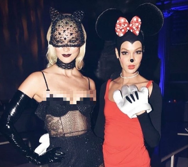 Seperti Kim Kardashian, Karlie Kloss juga menikmati Halloween 2017 ini dengan bergonta-ganti kostum. Kostum pertama, ia tampil ala Catwoman. Foto: Instagram