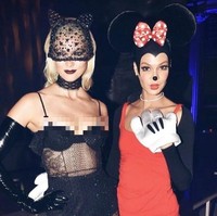Seperti Kim Kardashian, Karlie Kloss juga menikmati Halloween 2017 ini dengan bergonta-ganti kostum. Kostum pertama, ia tampil ala Catwoman. Foto: Instagram