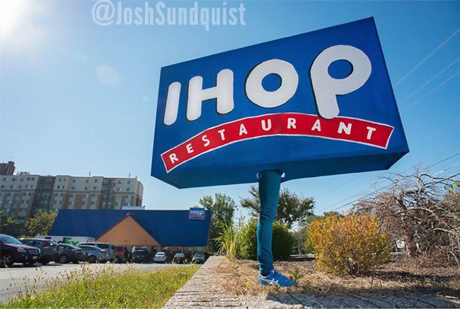 Josh Sundquist menjadi plang restoran pancake IHOP saat Halloween 2015. Foto: Dok. Josh Squndquist