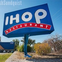 Josh Sundquist menjadi plang restoran pancake IHOP saat Halloween 2015. Foto: Dok. Josh Squndquist