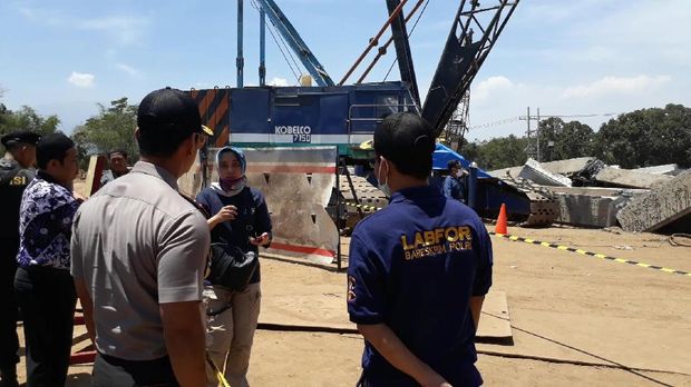 Tim labfor juga berdiskusi tentang sesuatu yang ditemukan di lokasi
