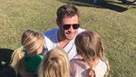 Tanpa Palu dan Jubah, Chris Hemsworth Adalah Sosok Ayah Sederhana