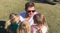 Dirinya mengaku lebih senang menghabiskan waktu bersama anak-anaknya hingga banyak menolak tawaran film yang datang kepadanya. Dok. Instagram/chrishemsworth