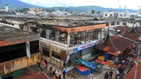 Data dari Pusat Pengandalian Operasi Penanggulangan Bencana (PUSDALOPS) Kota Bukittinggi sebanyak 350 kios hangus terbakar, dan petugas terkait masih menyelidiki penyebab kebakaran tersebut (Foto: ANTARA FOTO/Fauzi Ahmad)